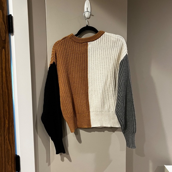 Women's Sweater - Picture 3 of 4